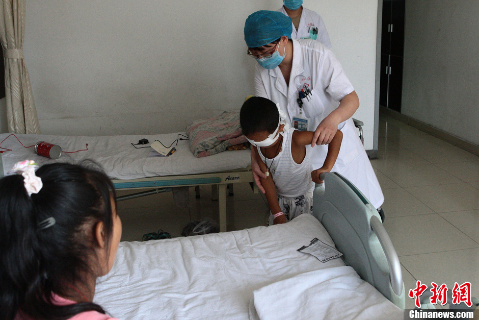 山西被挖雙眼男童進行行走復健