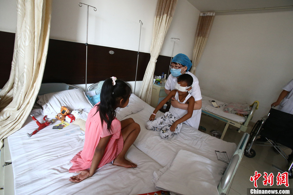 山西被挖雙眼男童進行行走復健