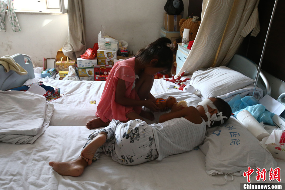 山西被挖雙眼男童進(jìn)行行走復(fù)健