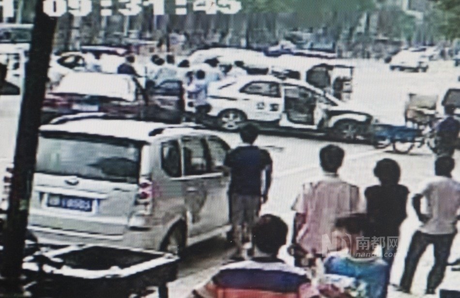 東莞面包車狂奔傷多人 10余警車圍堵開槍撞停