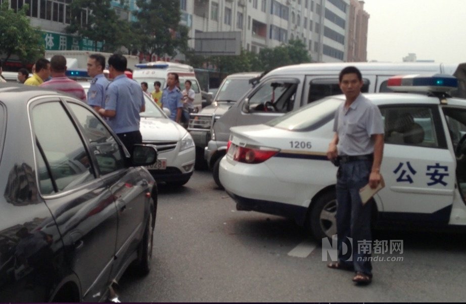 東莞面包車狂奔傷多人 10余警車圍堵開槍撞停