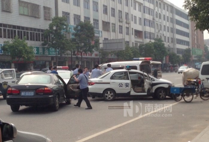 東莞面包車狂奔傷多人 10余警車圍堵開槍撞停