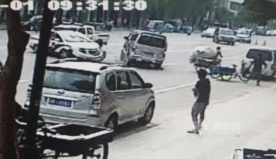 東莞面包車狂奔傷多人 10余警車圍堵開槍撞停