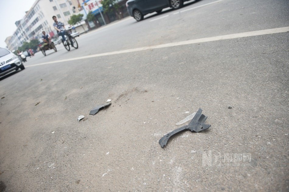 東莞面包車狂奔傷多人 10余警車圍堵開槍撞停