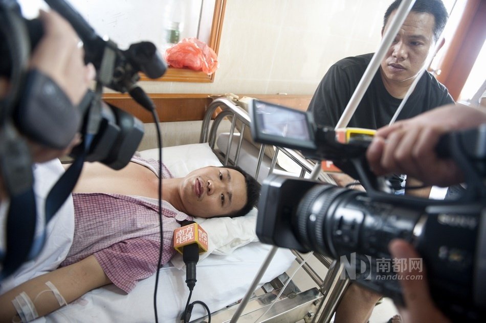 東莞面包車狂奔傷多人 10余警車圍堵開槍撞停