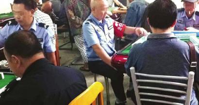 協(xié)警茶鋪“上班”？ 穿著制服搓得歡