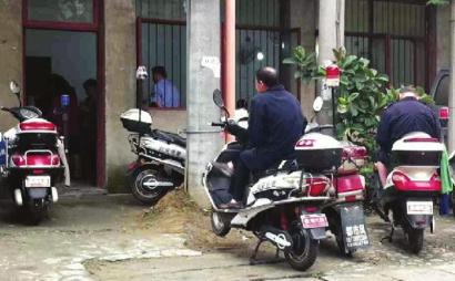 協(xié)警茶鋪“上班”？ 穿著制服搓得歡