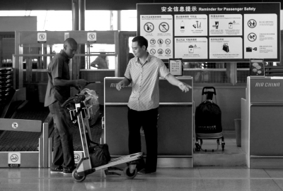 “黃牛黨”機場幫排隊日賺千元