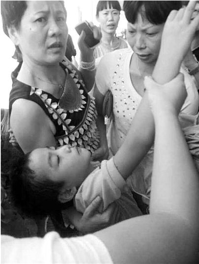 組圖：浙江19名小學生流鼻血近百人嘔吐 矛頭指向附近工廠