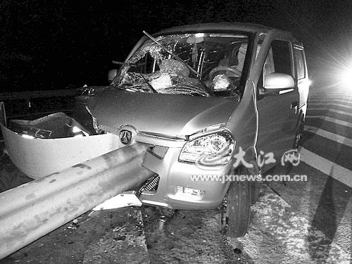 司機疲勞車撞上護欄 乘客險被擋風玻璃割斷脖子