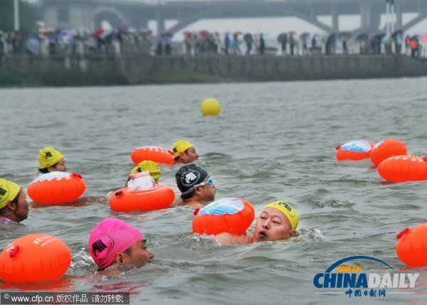 浙江蘭溪：15名環(huán)保局長率千人渡江以證水質