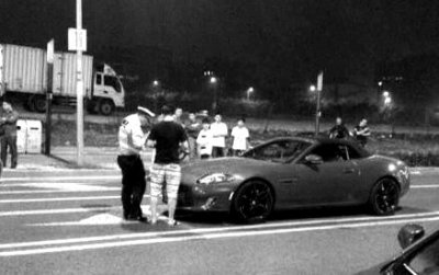 北京數十輛跑車深夜聚集被扣 警方稱其違章停車