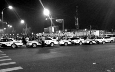 北京數十輛跑車深夜聚集被扣 警方稱其違章停車