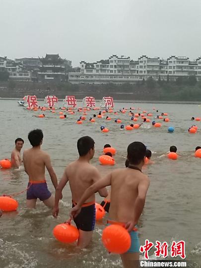 浙江千人橫渡蘭江 15位環保局長帶頭游泳(圖)