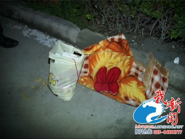 南京：女?huà)氡粭壭^(qū)路上 險(xiǎn)被車輪碾壓