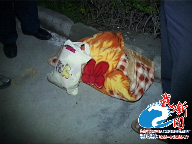 南京：女嬰被棄小區(qū)路上 險(xiǎn)被車輪碾壓