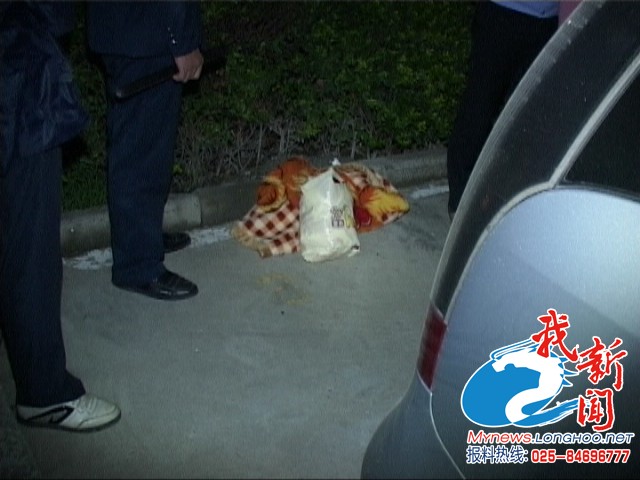 南京：女嬰被棄小區(qū)路上 險被車輪碾壓