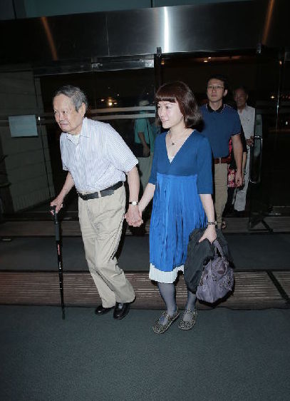 91歲楊振寧攜36歲妻子捧場劉曉慶話劇 十指緊扣顯恩愛