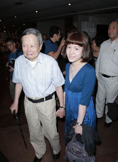 91歲楊振寧攜36歲妻子捧場劉曉慶話劇 十指緊扣顯恩愛