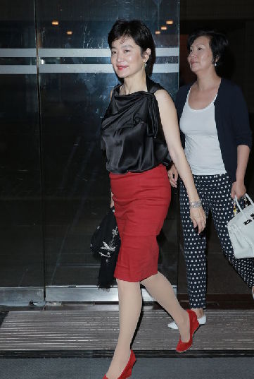 91歲楊振寧攜36歲妻子捧場劉曉慶話劇 十指緊扣顯恩愛