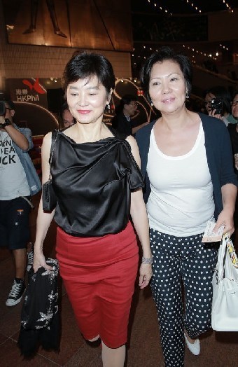 91歲楊振寧攜36歲妻子捧場劉曉慶話劇 十指緊扣顯恩愛