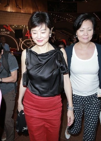 91歲楊振寧攜36歲妻子捧場劉曉慶話劇 十指緊扣顯恩愛