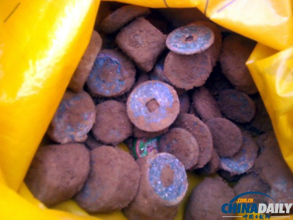 河南西平：工地挖出銅錢 上百村民挖寶論斤賣