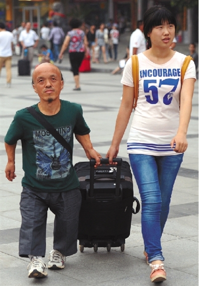 單親“矮爸爸”千里送女上大學照料8旬母聾啞兄