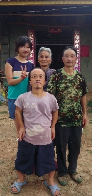 單親“矮爸爸”千里送女上大學照料8旬母聾啞兄