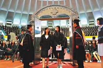 臺灣一所大學特色迎新生：行叩門禮、爬克難坡