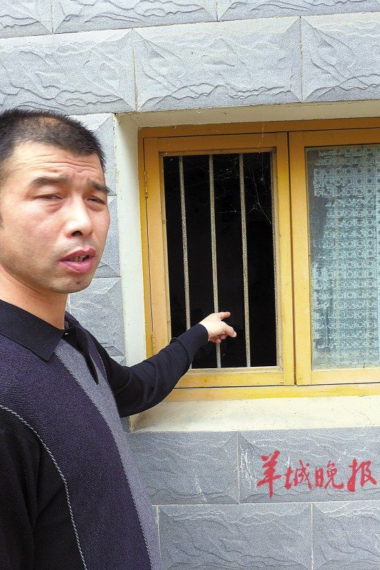 陳新平向記者介紹被認定為“殺妻現場”的雜屋 南縣校園殺妻案蒙冤丈夫洗清白