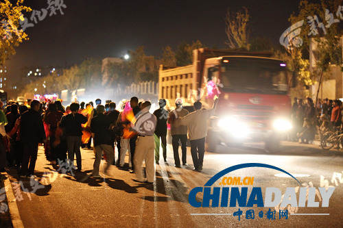 長春上百名老人馬路上扭秧歌 稱人多車輛能躲開