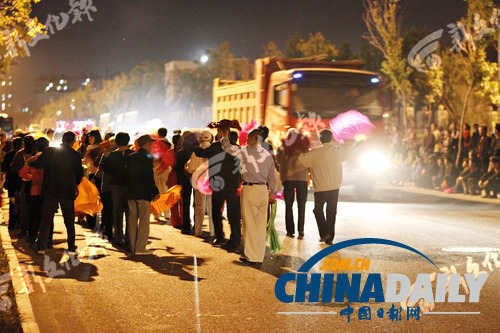 長(zhǎng)春上百名老人馬路上扭秧歌 稱人多車輛能躲開