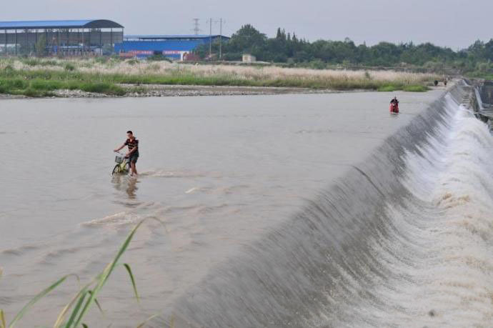 成都村民騎車來往攔河壩如臨瀑布 令人揪心(高清組圖)