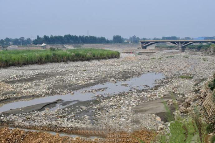 成都村民騎車來往攔河壩如臨瀑布 令人揪心(高清組圖)