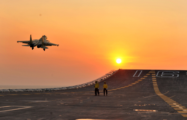 殲-15艦載戰斗機完成最大重量起降試驗