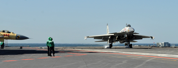 殲-15艦載戰斗機完成最大重量起降試驗