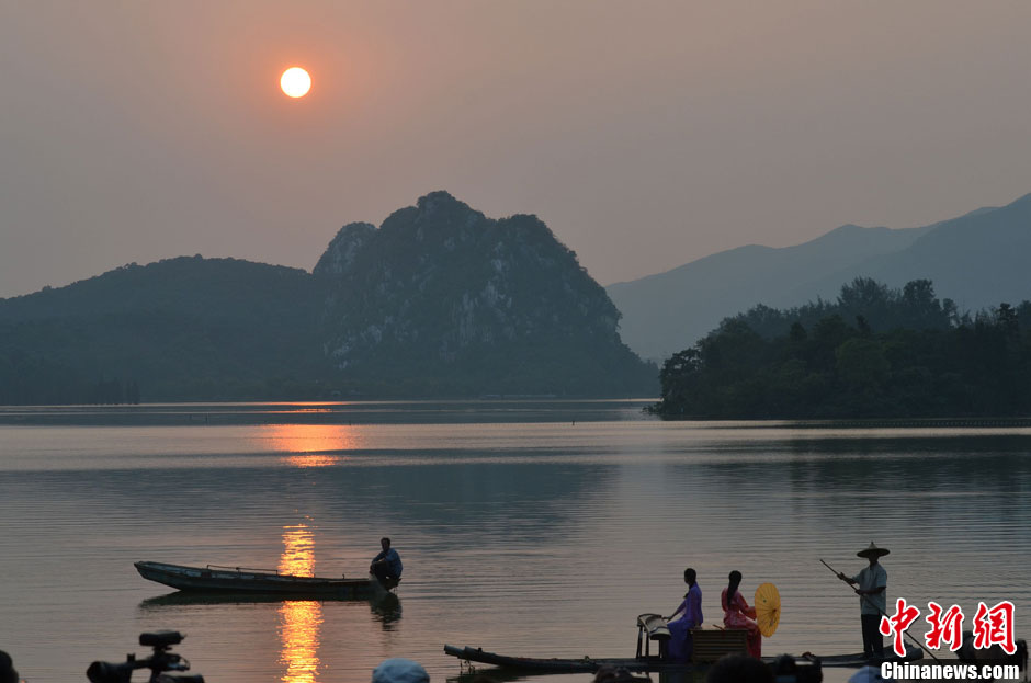 廣東肇慶“臥佛含丹”奇觀