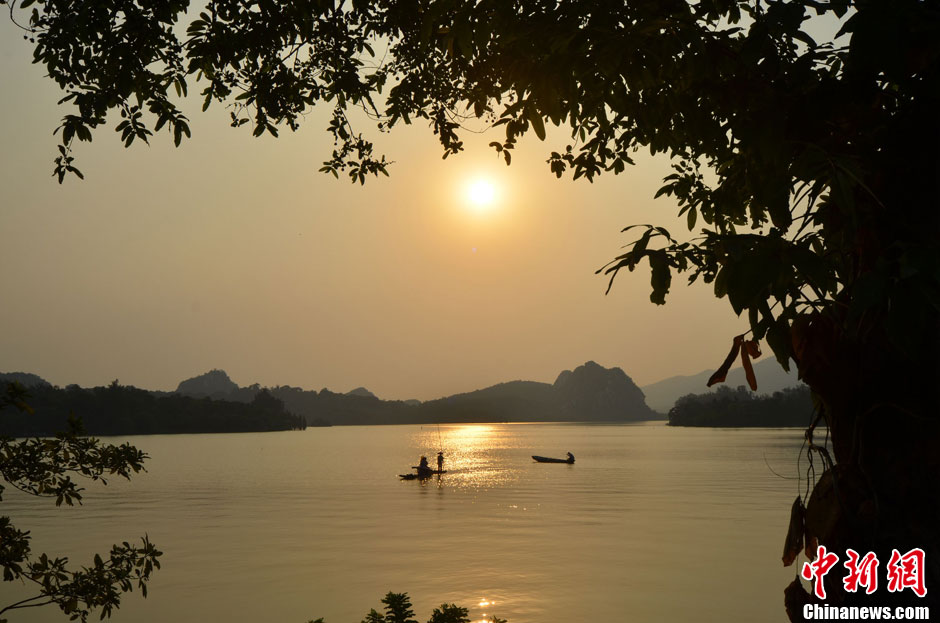 廣東肇慶“臥佛含丹”奇觀