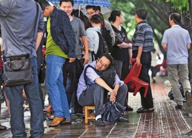 成都千余老師排長隊考普通話 考場擁擠