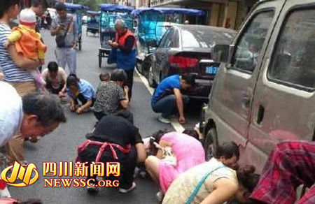 小偷當(dāng)街撒假黃金瞬間被哄搶 造成交通擁堵(圖)