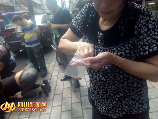 小偷當(dāng)街撒假黃金瞬間被哄搶 造成交通擁堵(圖)