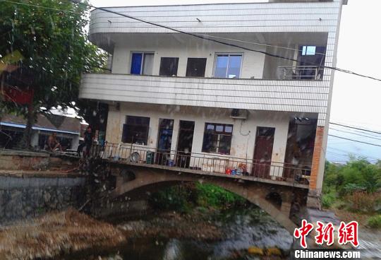 浙江嵊州驚現“橋上樓閣” 專家稱可能瞬間坍塌