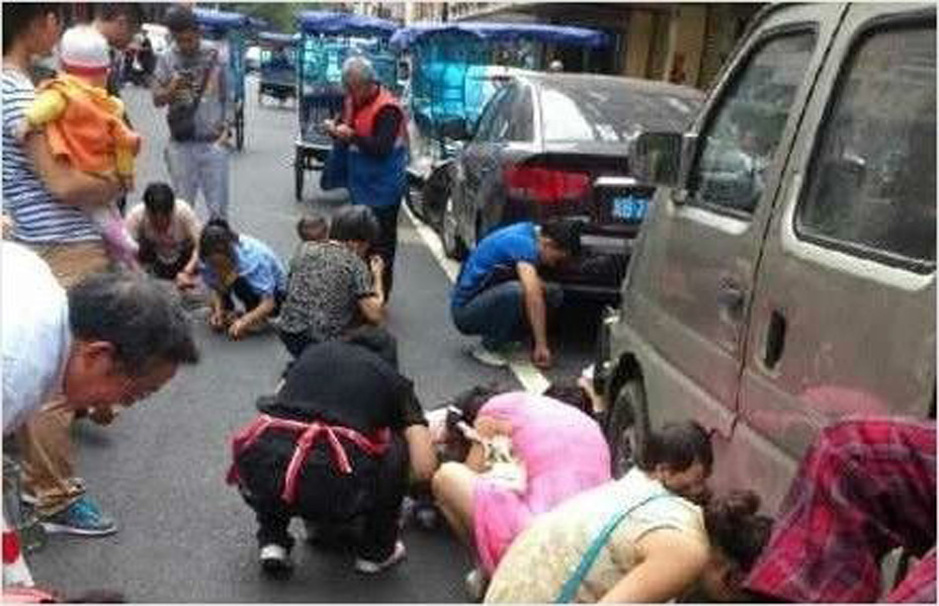 組圖：小偷當街撒金子瞬間被哄搶一空