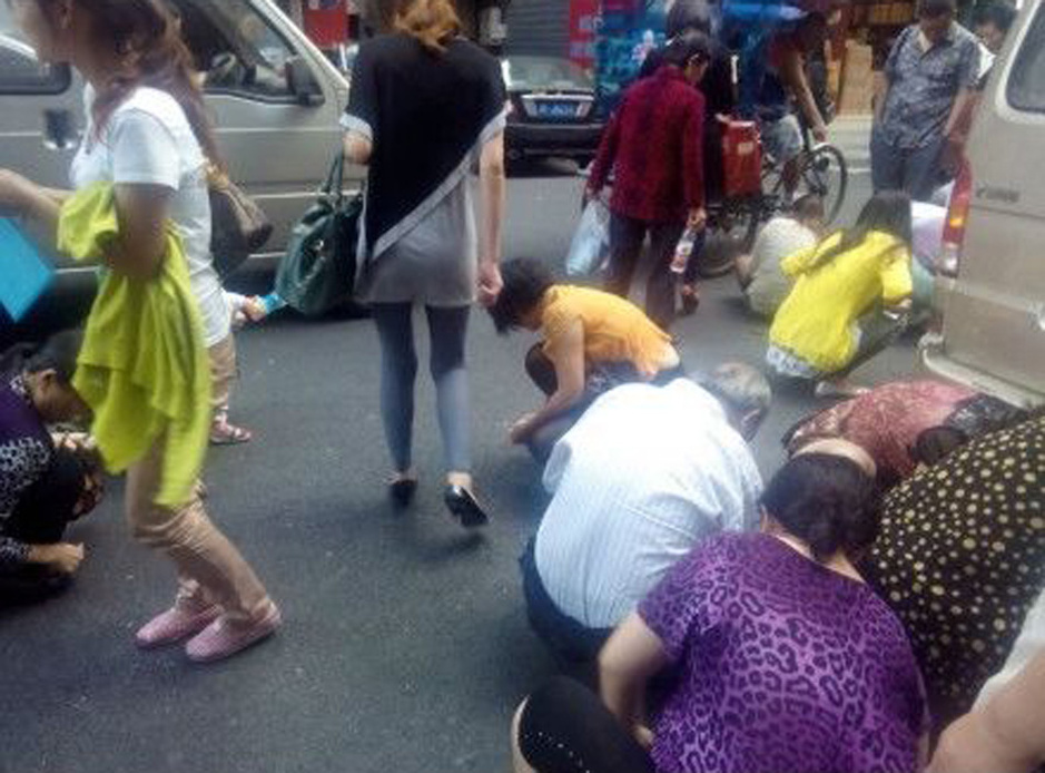 組圖：小偷當街撒金子瞬間被哄搶一空