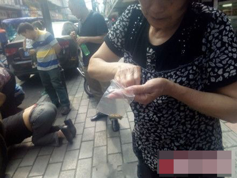 組圖：小偷當街撒金子瞬間被哄搶一空