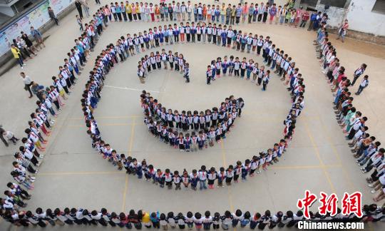 江西婺源500學(xué)童拼巨型笑臉迎國慶