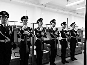 新中國今天迎來64歲生日 11萬人冒雨在天安門廣場看升旗