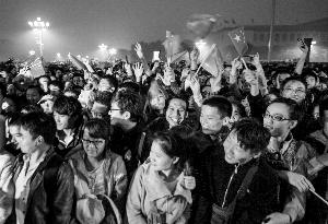 新中國今天迎來64歲生日 11萬人冒雨在天安門廣場看升旗