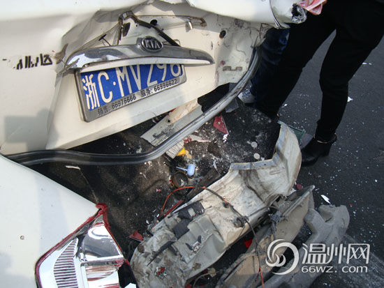 老板開車運(yùn)90萬現(xiàn)金發(fā)國(guó)慶福利 高速追尾錢撒一地